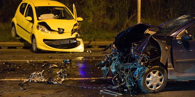 Zagreb, 101214.Podsused.Oko 18h na Aleji Bologne dogodio se frontalni sudar dvaju osobnih automobila zbog kojeg je obustavljen promet u smijeru Zapresica, ali je preusmjeren kroz naselje. U sudaru nema smrtno stradalih osoba.Foto: Darko Tomas / CROPIX