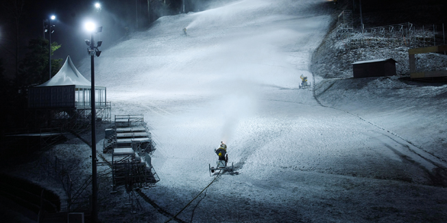 Zagreb, 101214.U sklopu priprema za odrzavanje Snjezne kraljice 2015. snjezni topovi preko noci zasnjezuju crveni spust na Sljemenu.Foto: Tomislav Kristo / CROPIX