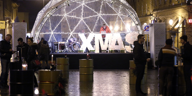 Zagreb, 301114.Europski trg.Adventska atmosfera puna boja i svjetla ozivjela je centar grada.Na fotografiji: atmosfera.Foto: Marko Todorov / CROPIX