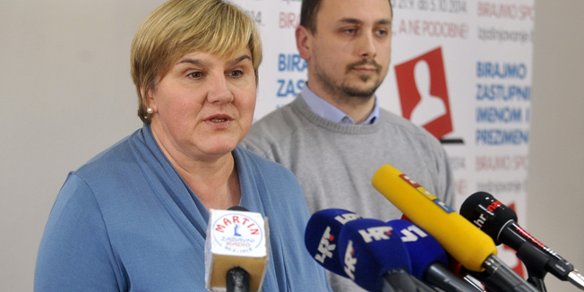 Zagreb, 111214.Konferencija za medije Udruge U ime obitelji na kojoj su Kresimir Planincic, Lino Zonjic i Zeljka Markic iznjeli svoje stavove oko odluke Ustavnog suda o referendumu.Na fotografiji: Zeljka Markic.Foto: Bruno Konjevic / CROPIX