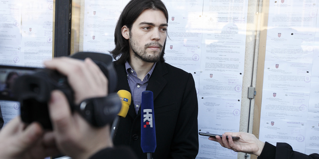 Zagreb, 111214.Predsjednicki kandidat Ivan Vilibor Sincic ispred Opcinskog suda u Vukovarskoj upozorio je javnost na problem ovrha i blokada.Na fotografiji: Ivan Vilibor Sincic ispred oglasnog zida Opcinskog suda na kojemu su izvjeseni ovrsni predmeti.Foto: Dragan Matic / CROPIX