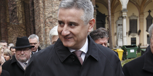 Zagreb, 101214.Hrvatska demokratska zajednica obiljezila je 15. obljetnicu smrti prvoga predsjednika Republike Hrvatske i utemeljitelja HDZ-a dr. Franje Tudjmana polaganjem vijenaca na njegov grob na zagrebackom groblju Mirogoju.Na fotografiji: Kolinda Grabar Kitarovic i Tomislav Karamarko.Foto: Dragan Matic / CROPIX