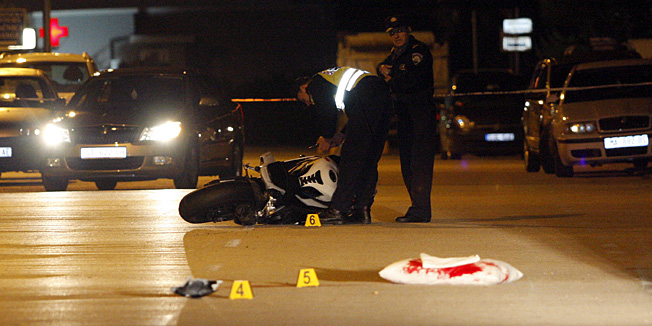 Makarska, 111214.Oko 19 sati u Ulici Petra Kresimira IV, pod jos nerazjasnjenim okolnostima, dogodila se prometna nesreca u kojoj je stradao vozac motocikla.Nesluzbeno, motorist je s tezim ozljedama prebacen u makarski Dom zdravlja, a potom na hitni prijem KBC Split. Zbog ocevida zabranjen je promet dijelom te ulice.Foto: Ivo Ravlic / CROPIX