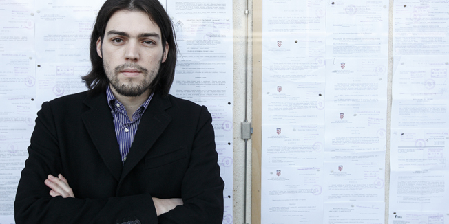 Zagreb, 111214.Predsjednicki kandidat Ivan Vilibor Sincic ispred Opcinskog suda u Vukovarskoj upozorio je javnost na problem ovrha i blokada.Na fotografiji: Ivan Vilibor Sincic ispred oglasnog zida Opcinskog suda na kojemu su izvjeseni ovrsni predmeti.Foto: Dragan Matic / CROPIX