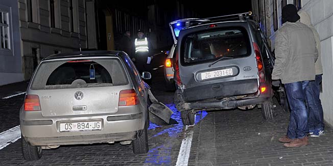 Zagreb, 111214.Mesnicka ulica.Prometna nesreca u kojoj je vozac automobila marke Golf udario zaustavljeni Renault i odbacio ga na zid kuce. Pritom je vozac Renaulta stisnut vratima u zid. Policijski ocevid je u tijeku.Foto: Srdjan Vrancic / CROPIX