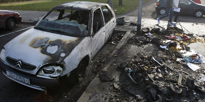 Zagreb, 111214.Ulica Viktora Kovacica.Nepoznati pocinitelji sinoc su izazvali nekoliko pozara na podrucju Novog Zagreba. U pozaru su izgorila 3 automobila, nekoliko kontejnera  i ostecena je jedna zgrada.Foto: Ranko Suvar / CROPIX 