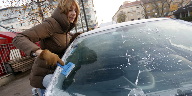 Zagreb, 121214.Marticeva ulica.Zbog jutarnje temperature od -3 stupnja, gradjani Zagreba su sa svojih automobila jutros morali strugati mraz.Foto: Damjan Tadic / CROPIX