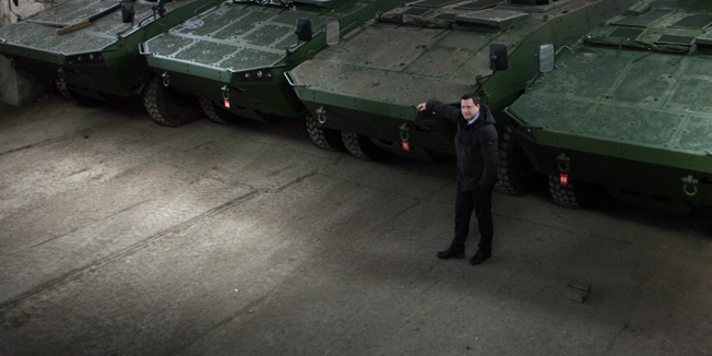 Slavonski Brod 170112.Tvrtka Djuro Djakovic Specijalna vozila proizvodi Borbeno oklopno vozilo (BOV) AMV PATRIA za potrebe Ministarstva obrane Republike Hrvatske.Od narucenih 126 komada isporuceno je 68.Na BOV u je vatrena stanica Protector norveske tvrtke Kongsberg.Na slici Tomislav Mazal clan Uprave Holdinga Djuro Djakovic u skladistu BOV-a AMV Patria.Foto: Danijel Soldo / CROPIX