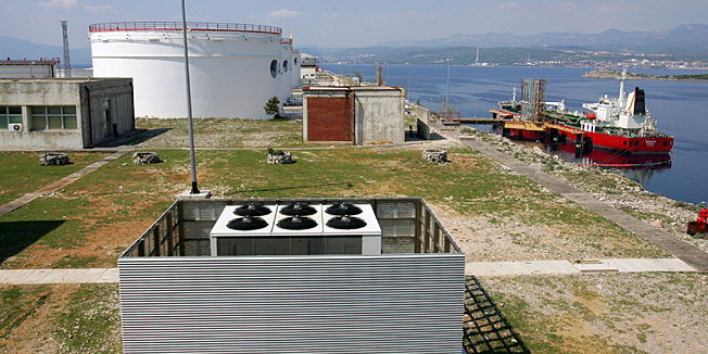 Omisalj, 290410.Naftni terminal firme Jadranski naftovod JANAF u Omislju na otoku Krk.Foto: Zeljko Sop / CROPIX