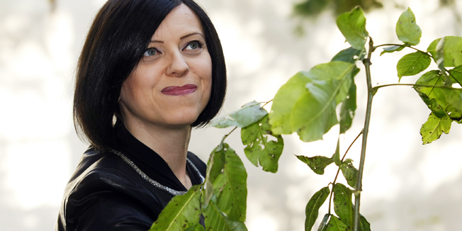 Zagreb, 131014.Crnciceva 18.Zastupnik u Europskom parlamentu Davor Skrlec predstavio je novi ured i posadio stablo oraha sa Mirelom Holy.Na fotografiji: Mirela Holy uz stablo oraha.Foto: Tomislav Kristo / CROPIX