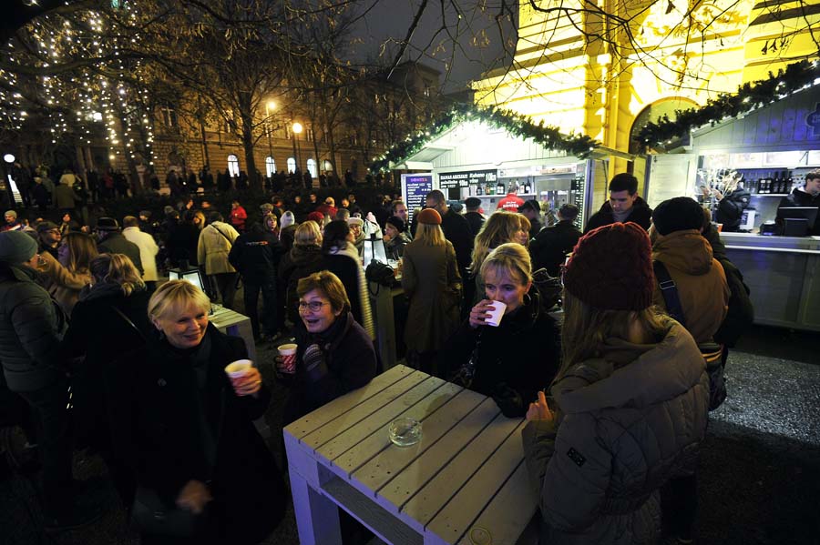 Zagreb, 051214.Ledeni park na Trgu kralja Tomislava otvorila je zamjenica gradonacelnika grada Zagreba Sandra Svaljek u sklopu manifestacije Advent u Zagrebu. Klizaliste koje se prostire na 1940 cetvornih metara bit ce otvoreno za gradjane od 5. prosinca sve do 18. sijecnja.Foto: Boris Kovacev / CROPIX