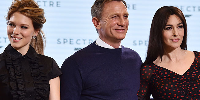 British actor Daniel Craig (C), French actress Lea Seydoux (L) and Italian actress Monica Bellucci (R) pose during an event to launch the 24th James Bond film 'Spectre' at Pinewood Studios at Iver Heath in Buckinghamshire, west of London, on December 4, 2014. French actress Lea Seydoux and Italian star Monica Bellucci will star alongside Britain's Daniel Craig in the new James Bond film 'Spectre', the producers said on December 4 at the historic Pinewood Studios. AFP PHOTO / BEN STANSALL