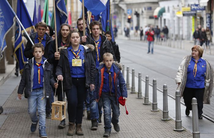 Zagreb, 141214.Praska.Hrvatski izvidjaci su donijeli betlehemsko svjetlo u zagrebacku katedralu.Foto: Damjan Tadic / CROPIX