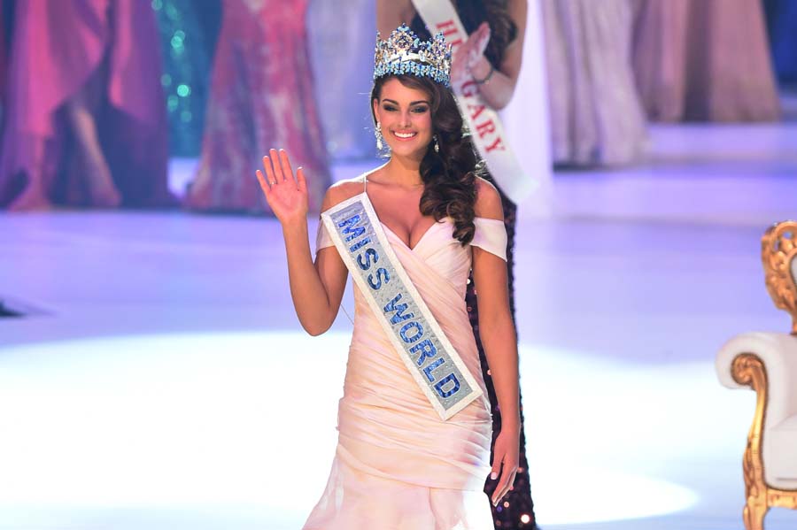 Miss South Africa and the 2014 Miss World, Rolene Strauss, waves after being crowned during the grand final of the Miss World 2014 pageant at the Excel London ICC Auditorium in London on December 14, 2014. AFP PHOTO / LEON NEAL