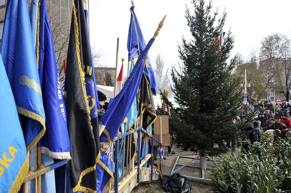 Zagreb, 151214.Branitelji invalidi i branitelji Domovinskog rata koji prosvjeduju ispred Ministarstva branitelja u Savskoj ulici i dalje ne odustaju od svojih zahtjeva. Danas oko podneva branitelji iz Gorskog kotara donjeli su i postavili bor za nadolazeci blagdan Bozica.Foto: Bruno Konjevic / CROPIX