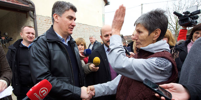 Gunja, Rajevo Selo, 151214.Premijer RH Zoran Milanovic i ministrica graditeljstva Anka Mrak-Taritas posjetili su Gunju i Rajevo Selo gdje su pogledali kako tece obnova u poplavi unistenih objekata.Na fotografiji: premijer Zoran Milanovic sa ljiljanom Jerkovic kojoj je ljetos na nasipu rekao kako je njemu pukla vodovodna cijev u stanu i da razumije ljude s poplavljenih podrucja.Foto: Vlado Kos / Cropix