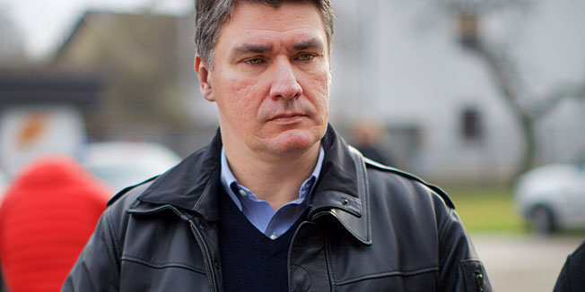 Gunja, Rajevo Selo, 151214.Premijer RH Zoran Milanovic i ministrica graditeljstva Anka Mrak-Taritas posjetili su Gunju i Rajevo Selo gdje su pogledali kako tece obnova u poplavi unistenih objekata.Na fotografiji: premijer Zoran Milanovic u Gunji.Foto: Vlado Kos / Cropix