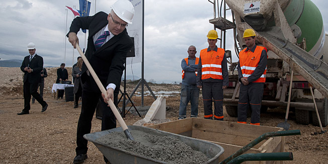 Ploce, 151214.Otvaranje radova na izgradnji terminala za ukapljeni naftni plin u Luci ploce.Radove je otvorio predsjednik RH Ivo Josipovic.Investitor je Prvo plinarsko drustvo-naftni derivati.Foto: Denis Jerkovic / Cropix