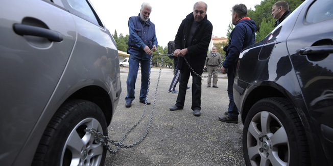 Sibenik, 161214.Radnici djela TLM tvrtke TPP zbog ne isplate place jutros u prosvjedovali ispred ulaza u tvornicu, te su lancima vezalima vozila clanova uprave i glavni ulaz u tvornicu su blokirali.Na fotografiji: sindiklaisti pokraj blokiranih vozila Burazer Foto: Niksa Stipanicev / CROPIX