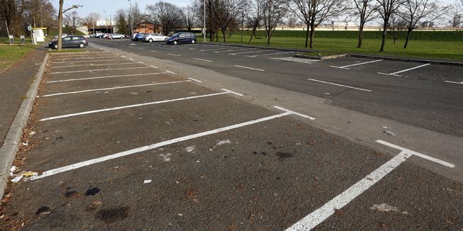 Zagreb, 151214.Jarunska avenija.Parkiraliste u vlasnistvu Mladosti, koje se nalazi na Jarunskoj aveniji, Grad je promjenio u 3. parkiralisnu zonu.Na fotografiji: parkiraliste.Foto: Marko Todorov / CROPIX