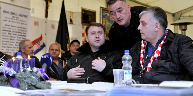 Zagreb, 161214.Konferencija za medije branitelja koji prosvjeduju u Savskoj ulici u satoru ispred zgrade Ministarstva. Prisutnima su se obratili Djuro Glogoski i Ante Deur.Foto: Srdjan Vrancic / CROPIX