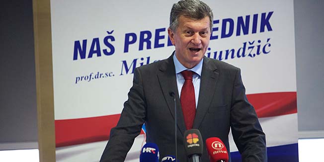 Osijek, 161214.Predsjednicki kandidat Milan Kujundzic odrzao je konferencju za medije u hotelu Osijek.Foto: Vlado Kos / Cropix