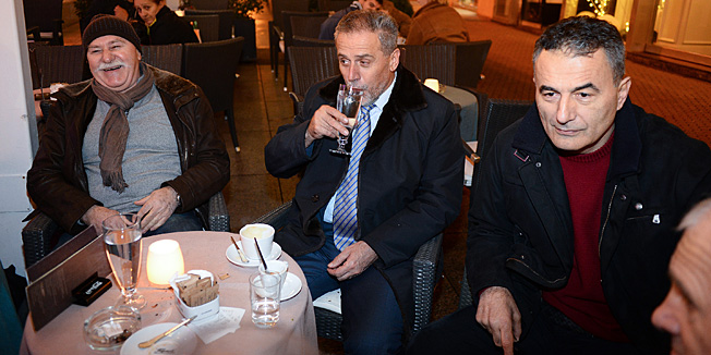 Zagreb, 161214. Trg bana Jelacica.Milan Bandic je u drustvu prijatelja popio kavu u Maloj kavani.Na fotografiji: Milan Bandic, Pavle Kalinic.Foto: Goran Mehkek / CROPIX