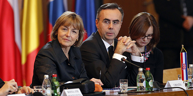 Beograd, Srbija, 161214.Policija ispred hotela Hyatt.U Beogradu se odrzava treci sastanak sefova vlada Kine i zemalja centralne i istocne Europe.Na fotografiji: Vesna Pusic.Foto: Pedja Milosavljevic / CROPIX