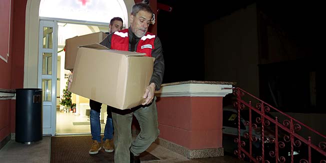 Zagreb, 171214.Gradonacelnik Zagreba Milan Bandic, rano jutros zaputio se s Crvenim krizem grada Zagreba u Gunju noseci poklone za stradalu Gunju.Foto: Bruno Konjevic / CROPIX