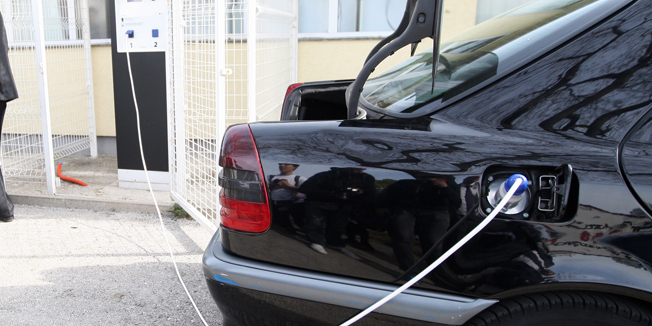 Zadar, 030414.U Solarnom centru na Putu Murvice prezentirano je vozilo koje pokrece iskljucivo elektricna energija. Automobil su u cetiri mjeseca rada napravili ucenici Strukovne skole Vice Vlatkovica Valentino Raspovic, Andjelo Pastuovic i Toni Paleka uz mentora Antu Ivanca. Vozilo marke Mercedes E 190 ucenici su izradili preradom benzinskog vozila u elektricno, na sto je posebno ponosan ravnatelj skole Tihomir Tomcic. Foto: Jure Miskovic / CROPIX