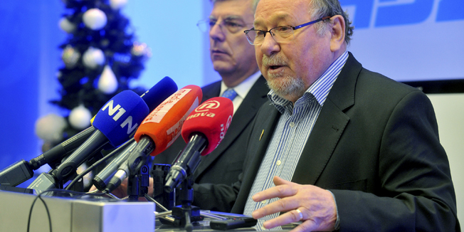 Zagreb, 171214.HDZ u sredisnjici na Trgu Zrtava Fasizma odrzao konferenciju za medije pod nazivom Svjesne dezinformacije SDP-ova kandidata Ive Josipovica o ustavnim promjenama. Novinarima su se obratili Vladimir Seks i Zeljko Reiner.Foto: Bruno Konjevic / CROPIX