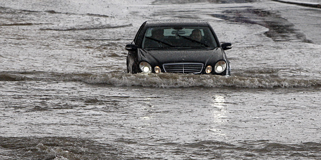Makarska, 171214.Oko 14 sati u gradu je pao jak pljusan pracen tucom.Zbog velike kolicine padalina doslo je do problema u sustavu gradske odvodnje, sto je dovelo do smetnji u prometu, ponajvise na zapadnom ulazu u grad gdje je poplavljeno krizanje s Jadranskom magistralom.Na fotografiji: poplavljena magistrala na zapadnom ulazu u Makarsku.Foto: Ivo Ravlic / CROPIX
