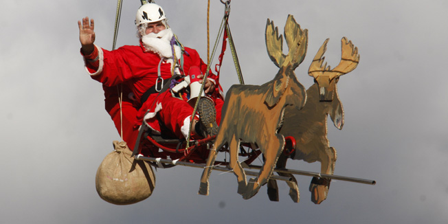 Makarska, 181214.Na opcu radost djece, Djed Mraz se danas svojim saonicama spustio u dvoriste makarskog vrtica Ciciban. Naime, clanovi stanice HGSS-a Makarska obradovali su dvjestotinjak vrticke djece spustivsi se konopom s osmog kata obliznje zgrade pomocu stotinjak metara duge tirolske precnice u sanjke pretvorenom marineru (nosiljka) jednog svog prigodno odjevenog clana. Nakon uspjesnog spustanja GSS-ov Djed Mraz je podijelio djeci slatkise.Na fotografiji: Djed Mraz u GSS-ovim saonicama slijece pred vrtic Ciciban.Foto: Ivo Ravlic / CROPIX