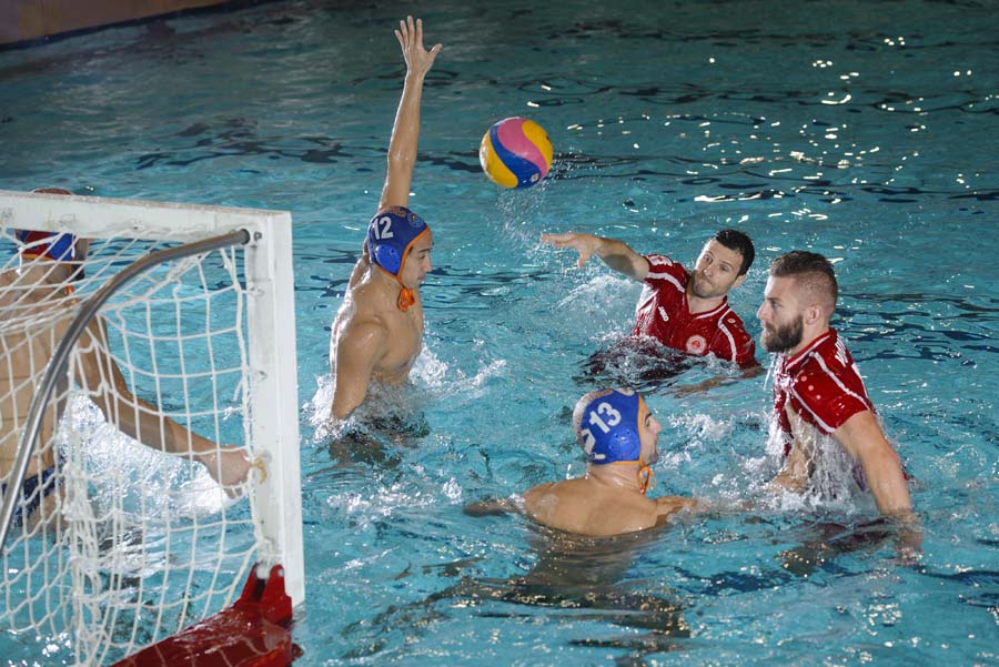 Split, 051214.RNK Split.Nogometasi RNK-a Split pozirali su u situacijama drugih sportova zajedno sa sportasima raznih splitskih klubova u svrhu promocije olimpijskih sportova u Splitu.Na fotografiji: Splitovim Slavoncima Tomislavu Radoticu i Aljosi Vojnovicu bazen nije prirodna okolina.U prilagodbi na vodene uvjete pomogli su im Marin Ban, Mate Anic i Japanac Mitsuaki Shiga.Mornar je u proslosti pet puta osvajao prvenstva bivse drzave, a uz to ima i titulu Kupa pobjednika kupova. Foto: Tom Dubravec / CROPIX