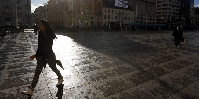 Zagreb, 181114.Trg bana Josipa Jelacica.Temperatura od maksimalnih 16 stupnjeva i osuncani mokri plocnici kao rezultat promjenjivog vremena, stvorili su sliku grada vise nalik proljecu nego sredini studenog .Foto: Damjan Tadic / CROPIX