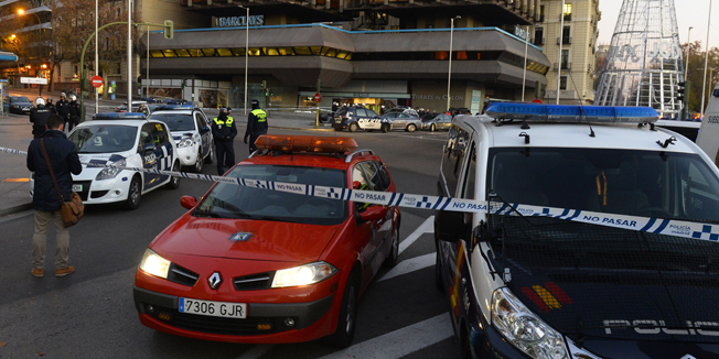 Spanish police block the entrance of Genova street close to the Spanish Popular Party's headquarters after a man runned his car with two gas cylinders into the political party's building, in Madrid on December 19, 2014. The area in central Madrid was shut off by police as bomb disposal experts examine the car, and the driver, a Spanish buisnessman was arrested, no one was injured.    AFP PHOTO/ GERARD JULIEN