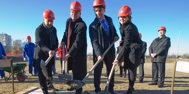 Zagreb, 191214.Na zagrebackoj Kajzerici odrzana je svecanost polaganja kamena temeljca regionalnog centra za razvoj poduzetnickih kompetencija zemalja jugoistocne Europe, vrijednog 30 milijuna eura.Otvaranje centra predvidjeno je za pocetak 2016. godine.Na fotografiji: Gordan Maras, Branko Baricevic - predstavnik EU u RH, Branko Grcic, Sandra Svaljek.Foto: Zeljko Puhovski / CROPIX