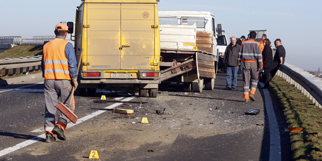 Varazdin, 191214.Na jugozapadnoj obilaznici doslo je do prometne nesrece izmedju dva teretna i osobnog vozila u kojoj je jedna osoba ozlijedjena. Vise detalja bit ce poznato nakon policijskog ocevida.Foto: Zeljko Hajdinjak / CROPIX