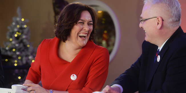 Zagreb, 191214. Trg Bana Jelacica.Deveti po redu tradicionalni bozicni koncert Zelim zivot koji se odrzava kao sjecanje na Anu Rukavinu.Mnoge osobe iz javnog zivota politike i estrade dosle su se javljati na telefone u Call centar i tako pridonjeti ovoj humanitarnoj akciji.Na fotografiji: Tatjana i Ivo Josipovic.Foto: Goran Mehkek / CROPIX