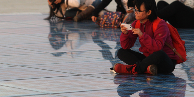 Zadar, 041114. Turisti uzivaju u setnji i zalasku sunca na zadarskoj Rivi. Foto: Jure Miskovic / CROPIX  