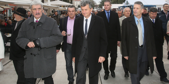 Split, 201214.Predsjednicki kandidat Milan Kujundzic odrzao je predizborni skup na Rivi u okviru kojega je polozio cvijece na spomenik Franji Tudjmanu te se prosetao uzim centrom grada kako bi se pozdravio s splicanima i splicankama.Na fotografiji: Milan Kujundzic.Foto: Vladimir Dugandzic / CROPIX