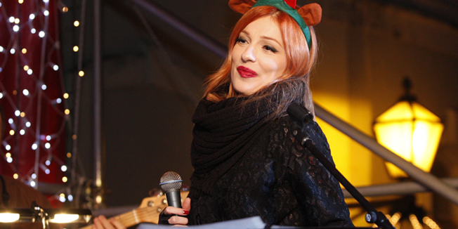 Makarska, 201214.Danas je odrzan koncert Vande Winter u Bozicnom gradu na Kacicevu trgu . Ovaj koncert je jedno od pedesetak dogadjanja koja su ili ce biti odrzana u sklopu ove manifestacije na centralnom gradskom trgu od 30.listopada do 6.sijecnja.Na fotografiji : Vanda Winter u makarskom Bozicnom gradu.Foto: Ivo Ravlic / CROPIX
