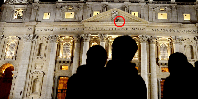 People watch a man known as Marcello Di Finizio standing on the ledge of St Peter's facade to protest against the so-called Bolkestein directive on December 21, 2014 at the Vatican. The Bolkestein directive is an EU directive aimed at opening up Europe's services sector to cross-border competition.   AFP PHOTO / TIZIANA FABI