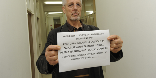 Split, 090414.Dr. Dragomir Petric, ravnatelj Doma zdravlja sa letkom kojim upozorava pacijente i Ministarstvo da je Dom zdravlja ostao bez lijecnika.Foto: Nikola Vilic / CROPIX