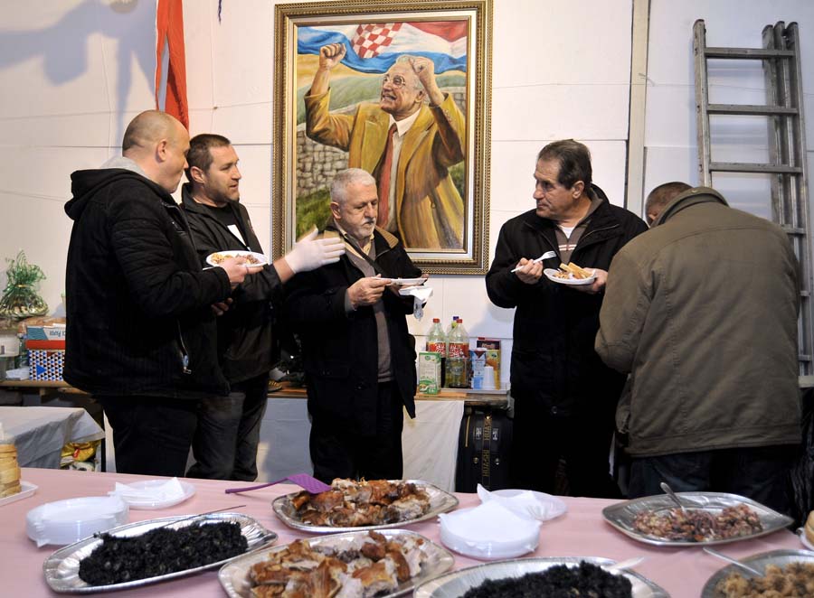 Zagreb, 221214.Branitelji koji prosvjeduju ispred Ministarstva branitelja u Savskoj ulici uprilicili su, u svom satoru, bozicni domjenak.Foto: Bruno Konjevic / CROPIX