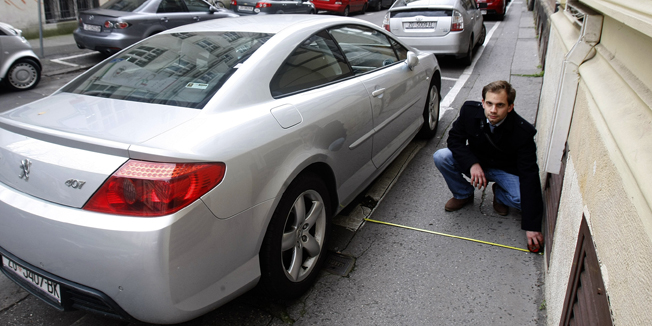 Zagreb, 221214.Ulica Ante Kovacica.Tema o iscrtanim mjestima Zagrebparkinga zbog kojih za pjesake ne ostane propisanih 1,60m na plocniku.Foto: Ranko Suvar / CROPIX