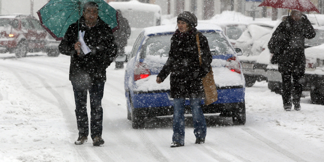 Delnice, 240113.Snijeg otezava promet kroz Gorski kotar, a dionica Kikovice - Delnica autoceste Rijeka - Zagreb otvorena je samo za osobna vozila zbog olujnih udara bure. Na fotografiji: detalj iz Delnica.Foto: Tea Cimas / Cropix
