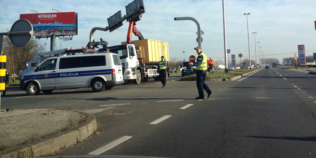 Zagreb, 231214.Slavonska avenija.Dizalica kamiona zapela za semafor.Foto: Matija Mesic