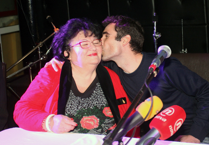 Rijeka, 231214.Na brodu Arca Fiumana predsjednicki kandidat Ivan Vilibor Sincic predstavio je svoj program te odrzao press konferenciju na kojoj je pruzio podrsku oboljelima od multiple skleroze koji se lijece uljem konoplje.Na fotografiji: Huanito Luksetic, nedavno uhicen zbog uzgoja marihuane i majka Zlata Luksetic Degrasi.Foto: Tea Cimas / CROPIX