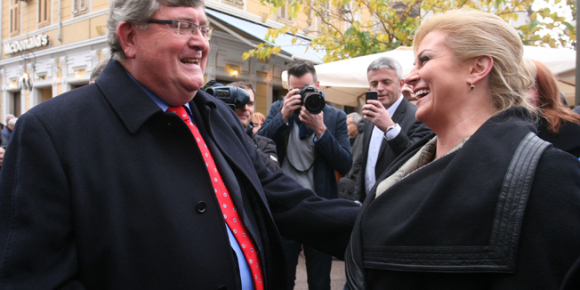 Rijeka, 241214.Predsjednicka kandidatkinja Kolinda Grabar Kitarovic druzila se s gradjanima na Jadranskom trgu i sudjelovala u podjeli friganih lignji.Na fotografiji: Susret Kolinde Grabar Kitarovic i Vojka Obersnel. Rijecki gradonacelnik Kolindi Grabar Kitarovic je cestitao Bozic, te rekao kako joj nazalost ne moze pozeljeti i uspjeh na predstojecim izborima.Foto: Tea Cimas / CROPIX